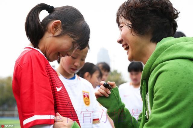 玫瑰再绽放 | 2019国际足联女足世界杯奖杯巡展·中国站在上海举行